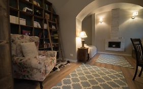 Colonial ultra center apartment